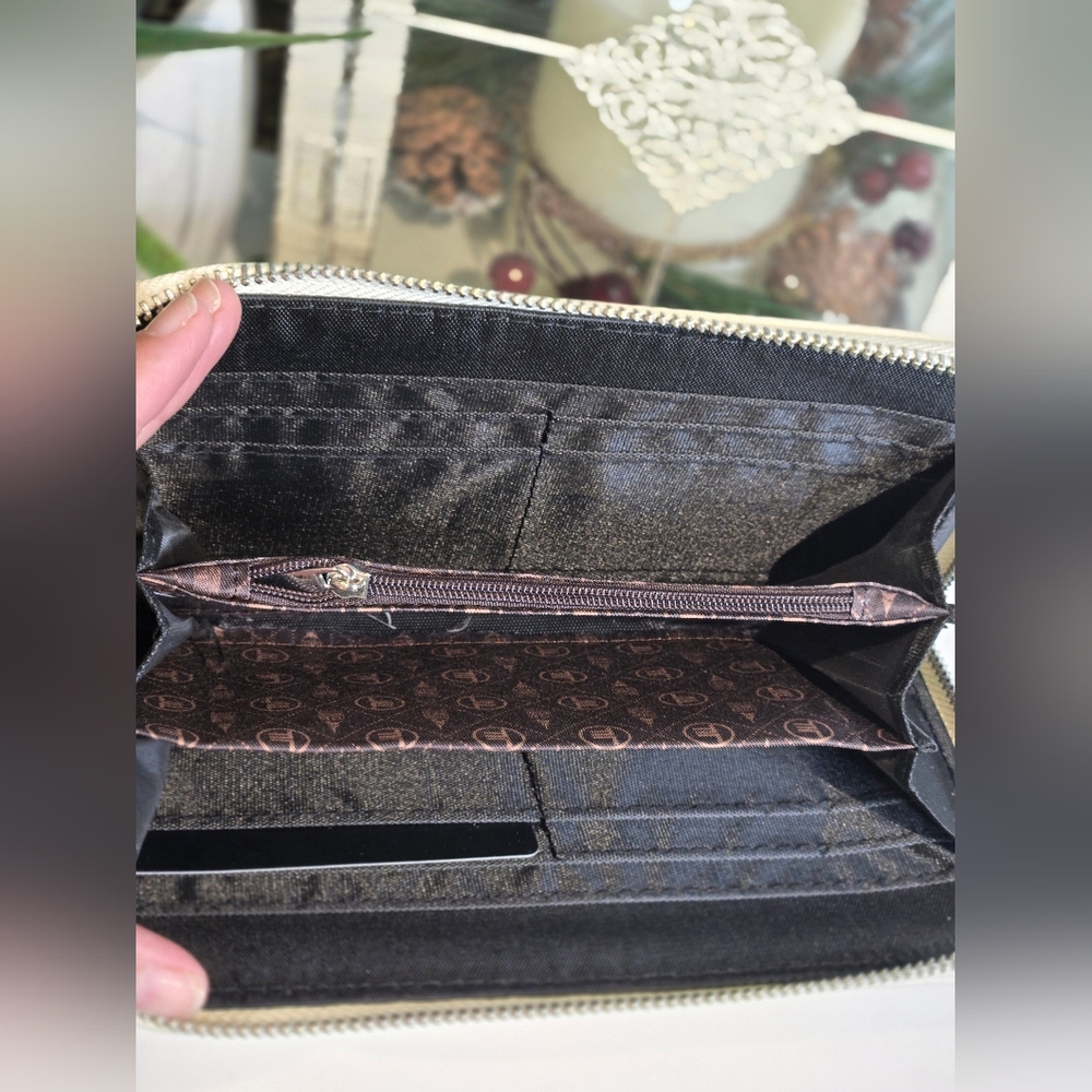 London Fog Zip Around Leather Wallet - Picture 4 of 5